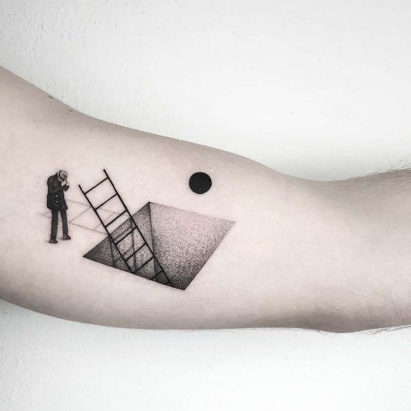 Pieni Dotwork -tatuointi käsivarteen