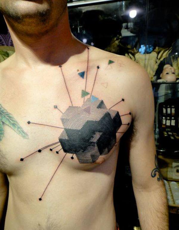 στερεό γεωμετρικό μοτίβο τατουάζ στο στήθος