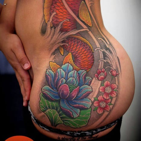 Naisen lonkan virtaus on täydellinen kangas aasialaisen aiheen tatuointiin.