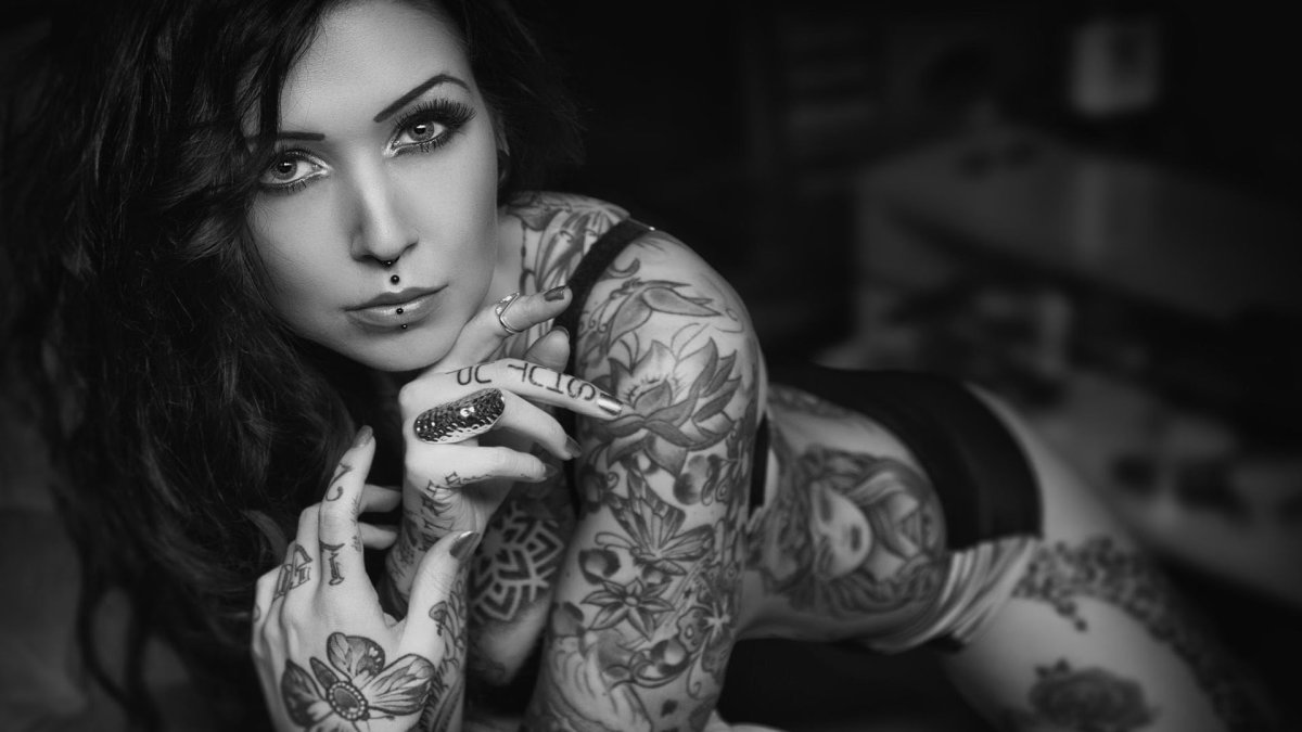Tatuoidut-Naiset-Taustakuva-14