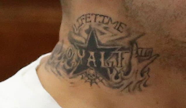 [Tarkemmin Hernandezin viiden pisteen tähtikaula-tatuointi, joka on yksi veriryhmän yleisimmistä symboleista. Kuva: DEADSPIN.] Hernandezin oikeudenkäynti kaksoismurhista on tarkoitus aloittaa muutaman viikon kuluttua 13. helmikuuta.