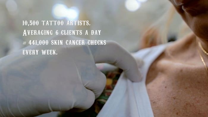 Φωτογραφία μέσω του Dandad.org «Στόχος είναι η ευαισθητοποίηση των νέων που έχουν τατουάζ στο σώμα τους ότι το δέρμα απαιτεί φροντίδα. Και οι τατουάζ μπορούν να βοηθήσουν πολύ σε αυτόν τον αγώνα κατά του καρκίνου » - επισημαίνει ο Paco Conde, γενικός δημιουργικός διευθυντής στο Ogilvy Rio.