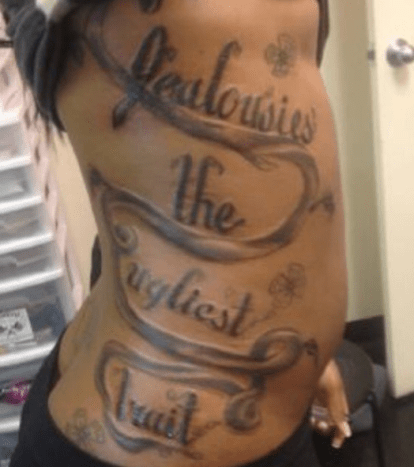 κακό τατουάζ στη γυναίκα