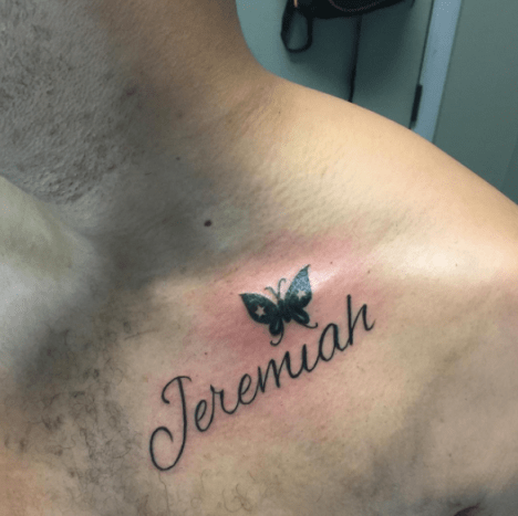 άντρας με όνομα τατουάζ στο στήθος