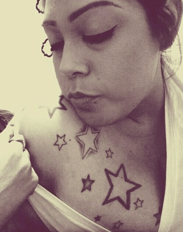 nainen näyttää tähti tatuointeja