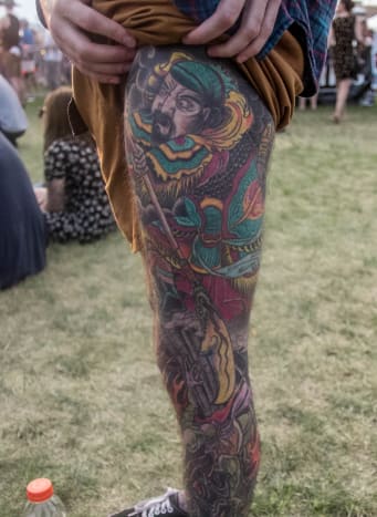 Brandon Langlois fik hele venstre ben udført af Kevin LeBlanc på White Lotus Tattoo i Tom & apos; s River, New Jersey. Stykket skildrer en samuraj, der kæmper med dæmoner.