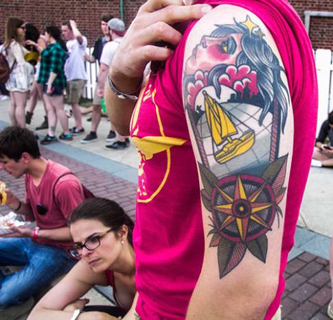 Josh Cornejo, fra Houston, Texas, fik denne tatovering på Red Dragon Tattoo i Houston, fra en rejsende tatovør ved navn Montalvo. Han siger, at det repræsenterer en kærlighed til rejser, som han og hans kone deler,