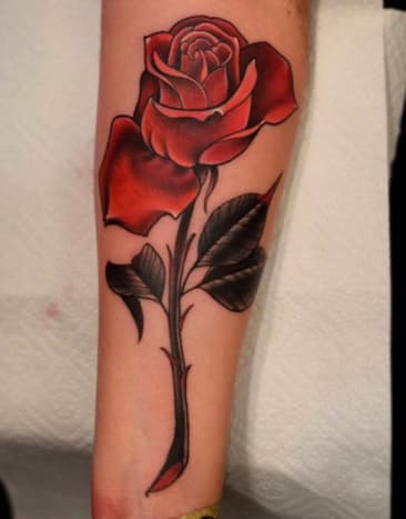 Denne rose af Jon Mesa viser traditionel tatoveringssymbolik, der fortsat er populær.