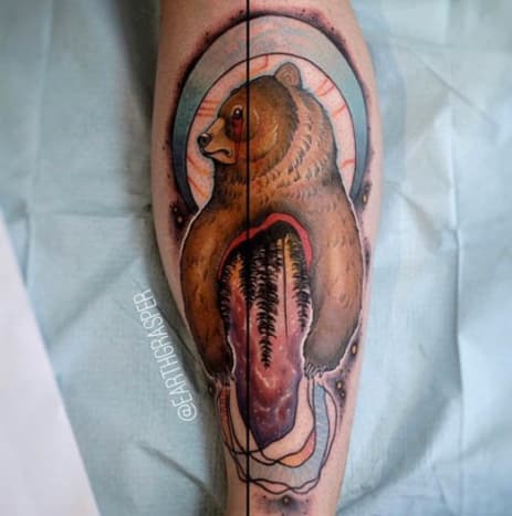 Ο Jonathan Penchoff προσθέτει κομψές αποχρώσεις Marsala σε αυτό το τατουάζ.