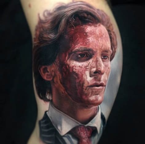 Ο Paul Acker υλοποιεί τη Marsala με την κοκκινωπή σκιά του αίματος σε αυτό το τατουάζ American Psycho.