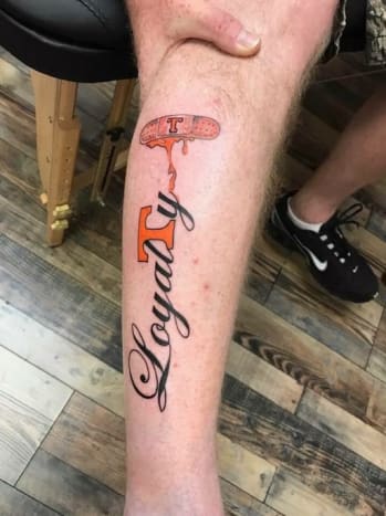 Tennessee Volunteers fan tatoverer kæmpe stykke på hans ben. Foto: Twitter