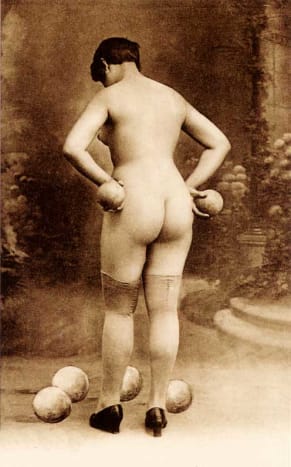 Foto via Musee de La Boule Postkort, der skildrer Fanny, som en parisisk Pin-Up, blev distribueret i hele Frankrig.