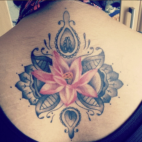 Denne lotus -tatovering er placeret midt på Harnaam's ryg.