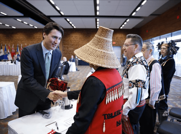 Pääministeri Justin Trudeau kuvasi alkuperäiskansojen johtajien kanssa eri puolilta Kanadaa huippukokouksessa keskustelemaan työpaikoista, ilmastosta ja puhtaasta kasvusta. Kuva: Justin Trudeau/Instagram