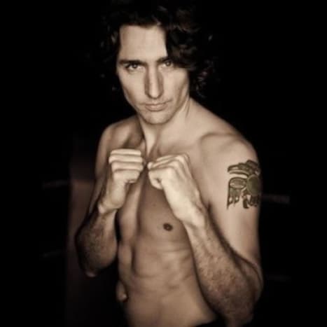 Kuva Justin Trudeausta nyrkkeilyasennossa, joka näyttää hänen tatuointinsa. Kuva: Mediaball