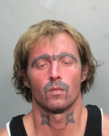 Foto via Pinterest Vi får fornemmelsen af, at denne fyr faktisk er en sjov fyr. C & apos, kun nogen, der ikke tager sig selv for alvorligt, ville få en sådan tatovering i ansigtet.