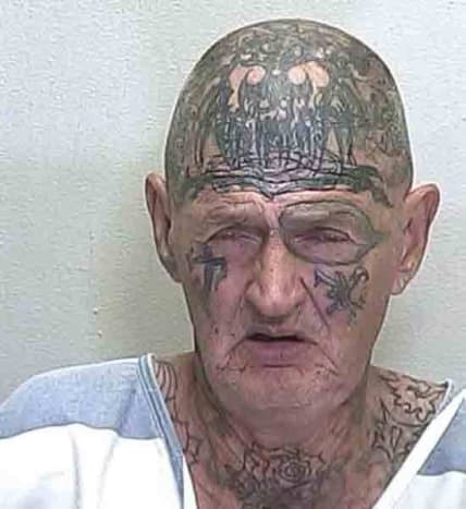 Kuva Pinterestin kautta Eikö tämä kaveri näytä 80-vuotiaalta tatuoidulta Q-vinkiltä? Hän kuitenkin todennäköisesti potkaisi perseemme.