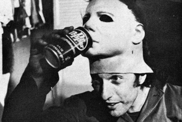 Kuva Kim Gottlieb-Walkerin kautta Kaksi näyttelijää esiintyi vuoden 1978 kauhuelokuvassa Halloween. Yksi näyttelijä (Tony Moran) näytteli Myersin paljastamatonta ja Nick Castle näytteli Myersin naamioituna. Castle oli John Carpenterin henkilökohtainen ystävä, vaikka huhutaan, että Carpenter maksoi hänelle vain 25 dollaria päivässä työstään.