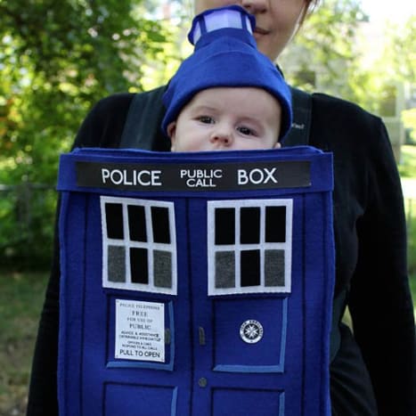 Tämä TARDIS -vauva arvostaa aikamatkan nautintoja vanhempana.