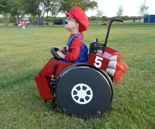 Tämä poika ratsastaa tyylikkäästi Mario Kart -aiheisella pyörätuolillaan!