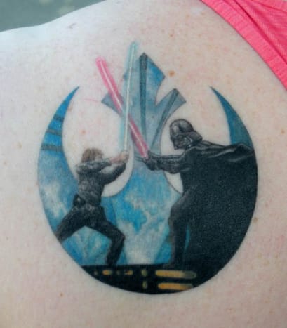 Ο Luke Skywalker και ο Darth Vader παλεύουν με τατουάζ
