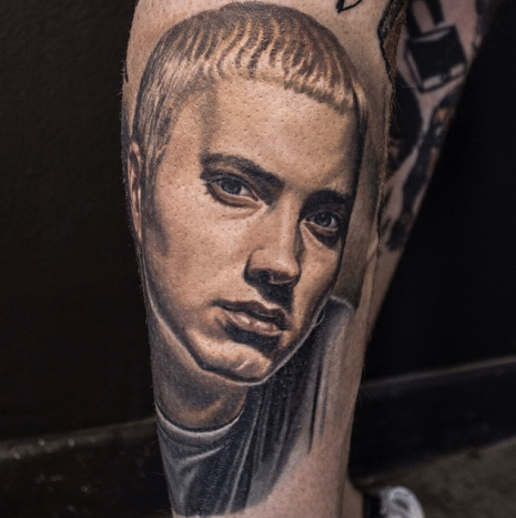Nikko Hurtadon tatuointi. Eminem teki merkkinsä vuonna 1999 ensimmäisellä albumillaan The Real Slim Shady LP. Levy meni moniplatinaiseksi. Hänen toinen albuminsa The Marshall Mathers LP julkaistiin vuonna 2000 ja siitä tuli tuolloin nopeimmin myynyt rap -albumi. Yhdeksän albumia myöhemmin (8 Mile, Encore, Recovery jne.) The Marshall Mathers LP 2 julkaistiin vuonna 2013. Nykyään hän luo ääniraidan Southpaw -elokuvalle, jonka pääosissa ovat Jake Gyllenhaal ja 50 Cent.