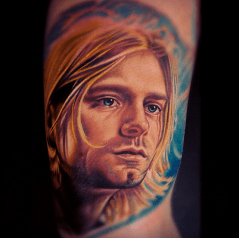 Nikko Hurtadon tatuointi. Kurt Cobain oli Nirvanan bändin jäsen. He allekirjoittivat Geffen Recordsille vuonna 1991 ja julkaisivat Nevermindin. Tuon kanssa,