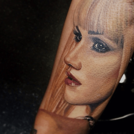 Carlos Rojasin tatuointi. No Doubt ja heidän esikoisensa Gwen Stefani julkaisivat ensimmäisen albuminsa No Doubt vuonna 1992, vaikka se lensi enimmäkseen tutkan alla. 1995 toi toisen albuminsa Tragic Kingdom. Vuonna 2001 julkaistiin Rock Steady. Jäljet