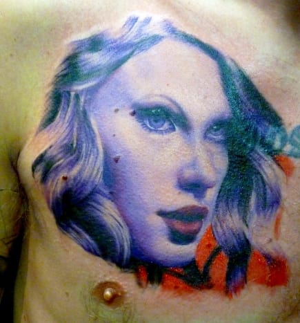 Tatuointi Drew Kesinger. Vuonna 2006, 16 -vuotiaana, Taylor Swift julkaisi ensimmäisen singlensä