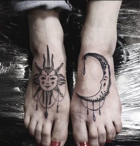 Τατουάζ που γίνονται στο Skunx Tattoo. Αυτό είναι ουσιαστικά το τατουάζ καθρέφτη - δύο τατουάζ με πανομοιότυπο ή παρόμοιο σχέδιο τατουάζ, μελανωμένα σε αντίθετες πλευρές του σώματος. Η πιο δημοφιλής τοποθέτηση για τατουάζ καθρέφτη είναι στις κορυφές των ποδιών, αλλά μπορούν να μελανωθούν σε οποιοδήποτε μέρος του σώματος που έχει αντίθετο αντίστοιχο, αφού τα σώματά μας είναι, ως επί το πλείστον, συμμετρικά. Μερικοί άνθρωποι επιλέγουν να κάνουν τατουάζ καθρέφτη μελανωμένα στα χέρια τους, για παράδειγμα, ενώ άλλοι επιλέγουν τους γοφούς, τα χέρια, τους μηρούς ή τις γάμπες τους.