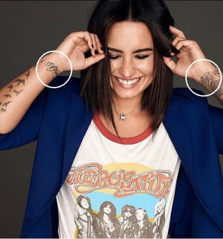 Φωτογραφία: Instagram. Ακόμη και οι αγαπημένες σας διασημότητες μελάνι έχουν μπει στην τάση του καθρέφτη τατουάζ. Η Demi Lovato, για παράδειγμα, έχει ένα ζευγάρι συμμετρικά τατουάζ στις κορυφές των ποδιών της που γράφουν 