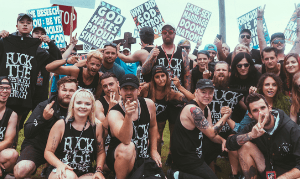 Kun vuoden 2017 Kansas Warped Tourin fanit ja muusikot kuulivat Westboro Baptist Churchin, joka tunnetaan homofobisista ja rasistisista huomautuksistaan, protestoisivat tapahtumaa vastaan. Sulje ne sitten Black Craft -vaatteiden avulla kaikkein raivokkaimmalla tavalla.