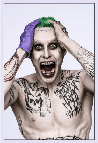 Itsemurhajoukon Jokeri (Jared Leto), joka on peitetty tatuoinneilla.