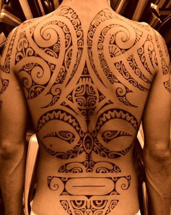 Koristeellinen maori -tatuointi spiraaleilla ja heimojen muodoilla