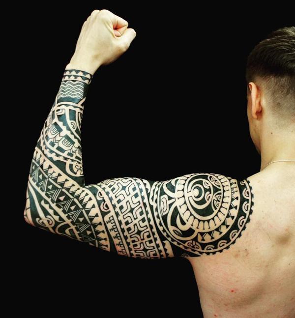 Polynesian heimojen olkapään tatuoinnit miehille