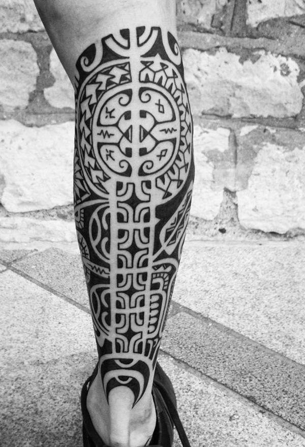 Maori lihavoitu musta vasikan tatuointisuunnittelu