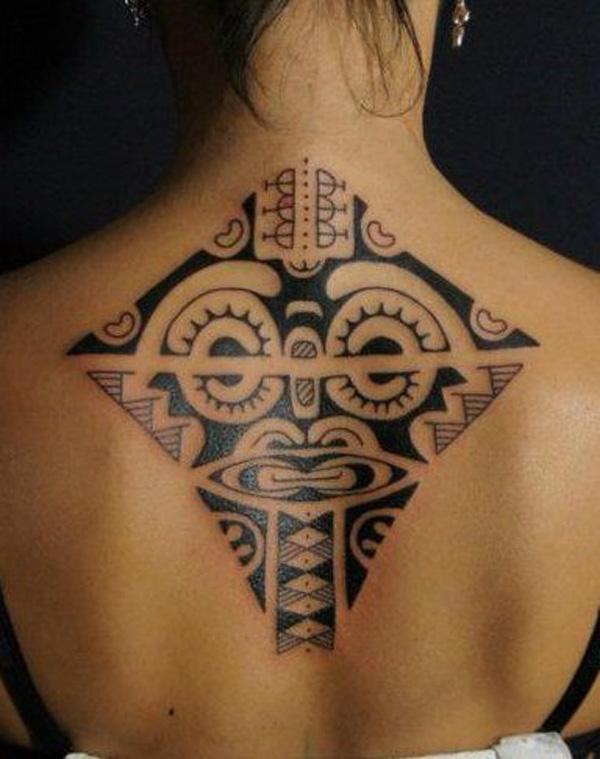 Selkä tatuointi Marquesan -motiivin innoittamana