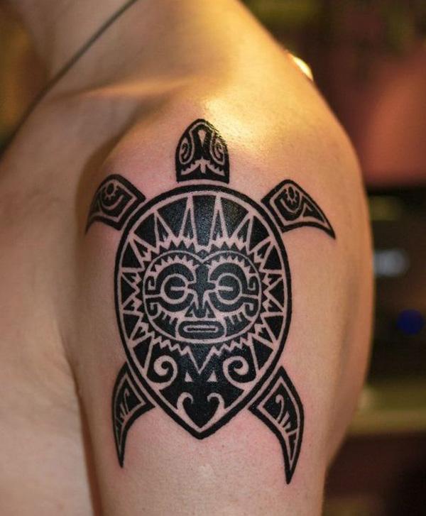 Olkapää Tribal Turtle Tattoo miehille