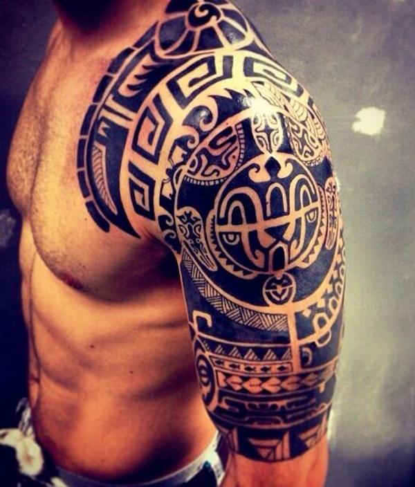 Perinteinen Tyynenmeren saariston tatuointisuunnittelu peittää käyttäjän käsivarren yläosan ja ulottuu rintaan ja selkään.