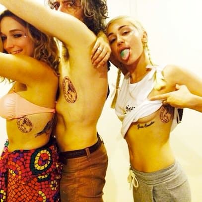 Miley og hendes venner får matchende tatoveringer