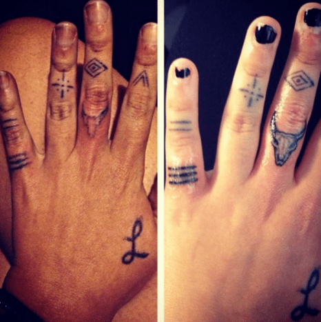 Vaikka tähtitähti tatuoi alun perin omat sormensa, East Side Inkin Jess Machete korjasi ne myöhemmin.
