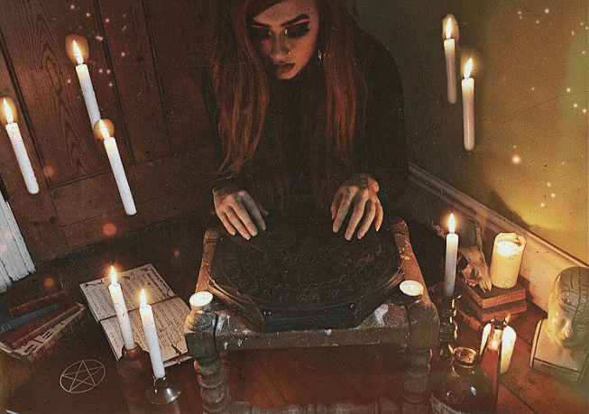 Foto af @peachycinnamonHarmony Nice er en moderne heks, der skaber videoer om alle ting Wicca på sin populære YouTube -kanal. Tjek hende ud for lidt inspiration til opsætning af dit alter eller læsning af tarot!