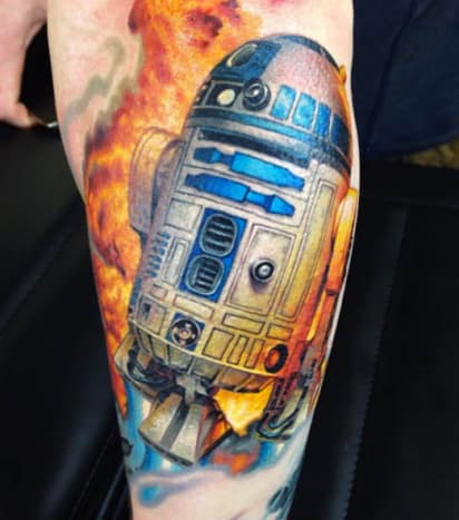 1. R2-D2 Αυτό το πονηρό μικρό αστρομέκ droid είναι ο αληθινός ήρωας ολόκληρης της ιστορίας. Είναι παντού! Δεν υπάρχει Luke Skywalker αν ο R2-D2 δεν τον βρει. Όλοι τρέφονται με το σαρλάκι αν το R2 δεν είναι εκεί με το φωτόσπαθο του Λουκ. Καλή τύχη να ξεφύγετε από αυτούς τους Star Destroyers χωρίς το R2 να διορθώσει το hyperdrive. Είμαι πρόθυμος να στοιχηματίσω ότι δεν ήταν η δύναμη που βοήθησε τον Λουκ να κάνει αυτό το σουτ για να καταστρέψει το πρώτο Death Star, αλλά αντίθετα ήταν ένα πολύ κατεστραμμένο R2 που ελέγχει τις τορπίλες. Αυτός (ή αυτή;) δεν λέει ποτέ μια λέξη διαλόγου που θα καταλάβουμε χωρίς τη βοήθεια ενός πρωτοκόλλου droid, αλλά το R2 είναι η καρδιά και η ψυχή του σύμπαντος του Star Wars. Για πολλούς ανθρώπους, η αγάπη αυτών των ταινιών προέρχεται από την επιθυμία να διοχετεύσουν συναισθήματα από την παιδική ηλικία και δεν υπάρχει πιο παιδικός και υπέροχος χαρακτήρας από τον R2-D2. Είναι ο καλύτερος. Και ανυπομονώ να επανενωθώ μαζί του και μερικών από τους άλλους σε αυτήν τη λίστα, όταν δω το Star Wars Episode VII: The Force Awakens. Τατουάζ από τον James Tattoo