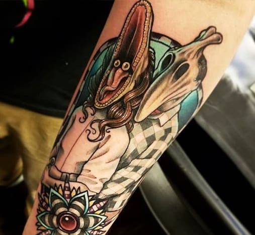 Η συστροφή του καλλιτέχνη Τατουάζ Van & apos; σε ένα τατουάζ εμπνευσμένο από Beetlejuice.