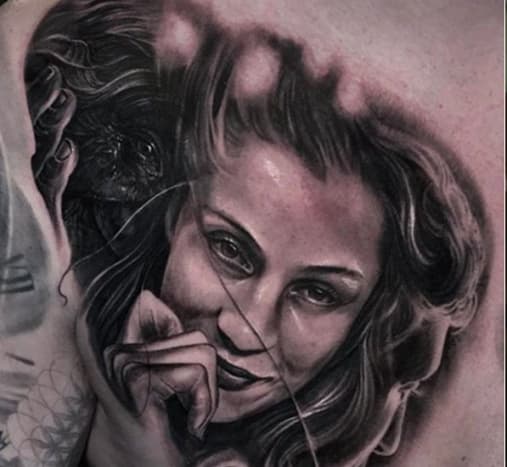 Unkarilainen tatuoija Boris on toinen mustavalkoiseen työhön erikoistunut henkilö. Hän asuu Wienissä, Itävallassa.