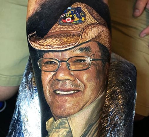 @stevebutchertattoosUuden -Seelannin hienoin värirealismi -tatuointitaiteilija Steve Butcher uskomattomalla tatuointityöllään, joka näyttää siltä, ​​kuin valokuva olisi liimattu iholle.