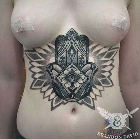 Δεν υπάρχει τίποτα καλύτερο από ένα εκπληκτικό τατουάζ κάτω από το στήθος, όπως αυτό του Brandon David.