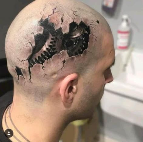 Claudia Reato on vastuussa tästä täysin hullusta pään tatuoinnista. Melkein uskon, että tämän miehen pää on todella säröillä auki paljastaakseen vaihteet ...