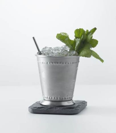 Bulleit Mint Julep1 1/3 oz. Bulleit® Bourbon (tai Bulleit® Rye eri kierteelle) 1 tl. Sokeri 5-6 Mintunlehdet Murskattu jää Julep-kupit tai kivilaseja Sekoita mintunlehtiä, sokeria ja vesiroiskeita julep-kupissa tai kivilaseissa. Lisää Bulleit Bourbon, vesi ja täytä kuppi murskatulla jäällä (10-20% kupin reunan yläpuolella, esim. koristele oksa tuoretta minttua, lisää pieni juomapilli ja tarjoile lautasliinan kanssa.