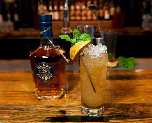 Blade in the BluegrassCocktail που αναπτύχθηκε από τον Michael Harper, OBC Kitchen στο Lexington, Kentucky · 1,3 oz. Blade and Bow Kentucky Straight Bourbon Whisky · 1 ουγκιά. Simpleημένο απλό σιρόπι με ροδάκινο · 6-8 φύλλα μέντας · θρυμματισμένος πάγος Στο σέικερ, προσθέστε φύλλα μέντας και ψητό απλό σιρόπι με ροδάκινο. Ανακατέψτε απαλά τα συστατικά για να εκφράσετε την ουσία της μέντας. Προσθέστε φρεσκοσπασμένο πάγο και Blade and Bow. Ανακινείστε καλά. Συνθλίψτε τον φρέσκο ​​πάγο και συσκευάστε το στο Julep Cup. Ποτό εξαιρετικής πίεσης πάνω από θρυμματισμένο πάγο στο Κύπελλο Julep. Γαρνίρετε με φρέσκο ​​κλαδάκι μέντας και φέτα ροδάκινου με μπρούλια.